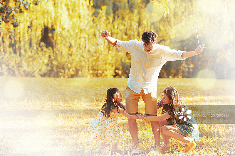 一家三口在公园做游戏图片素材