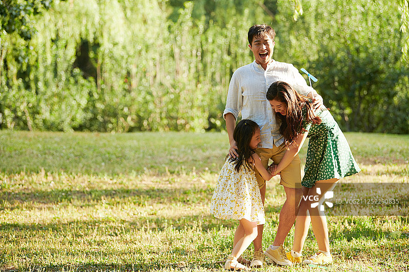 一家三口在公园做游戏图片素材