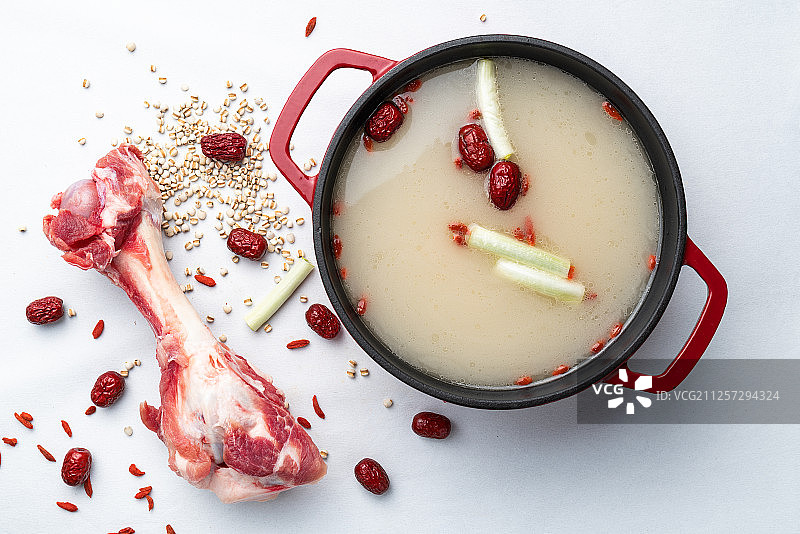 白色背景汤锅俯拍图片素材