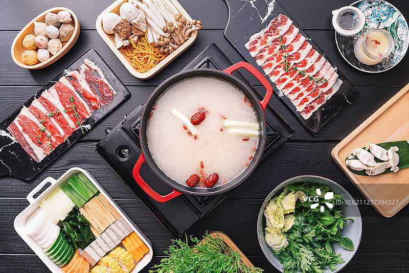 餐桌上的汤锅套餐图片素材
