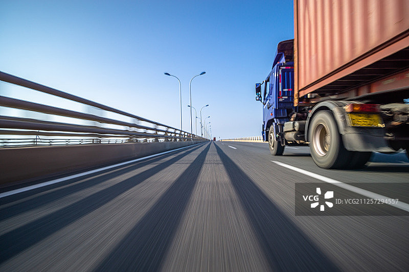 行进中的集装箱卡车图片素材