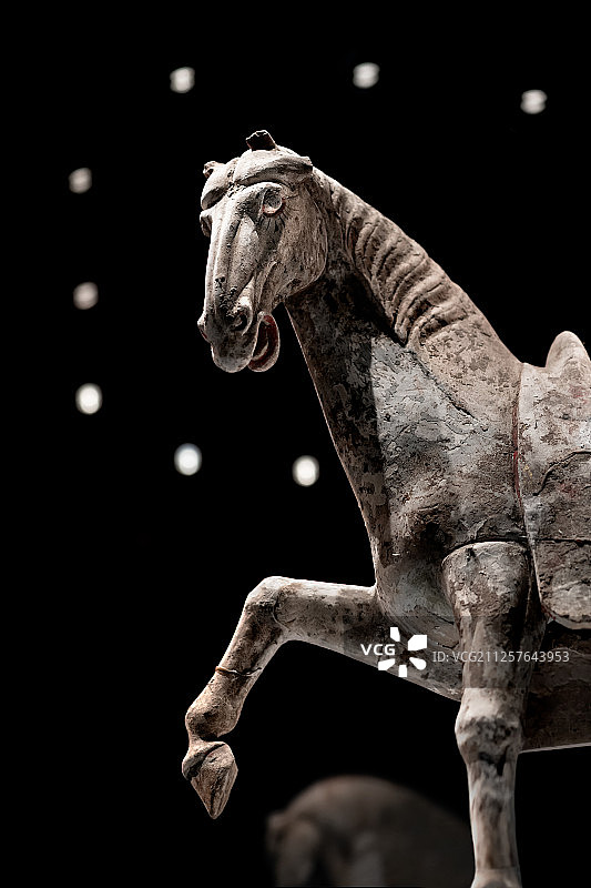 彩绘贴金唐三彩马，唐代，洛阳博物馆收藏图片素材