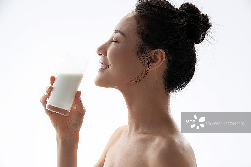 青年女人喝牛奶图片素材