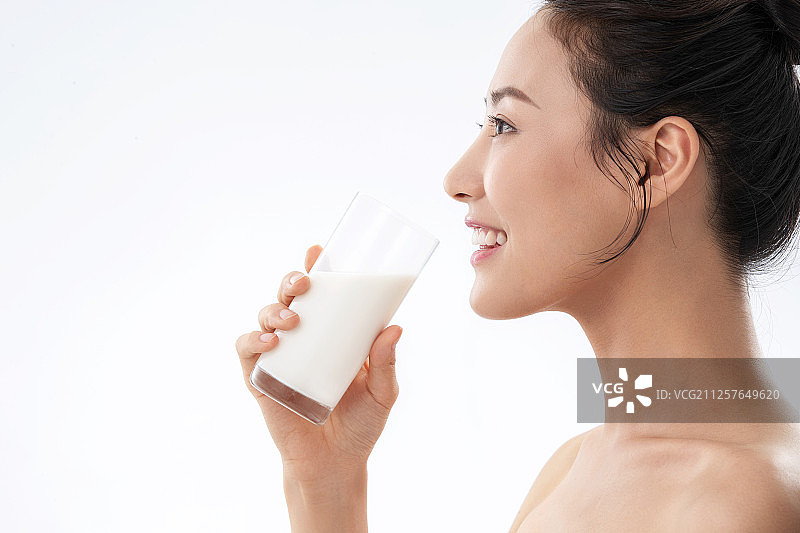 青年女人喝牛奶图片素材
