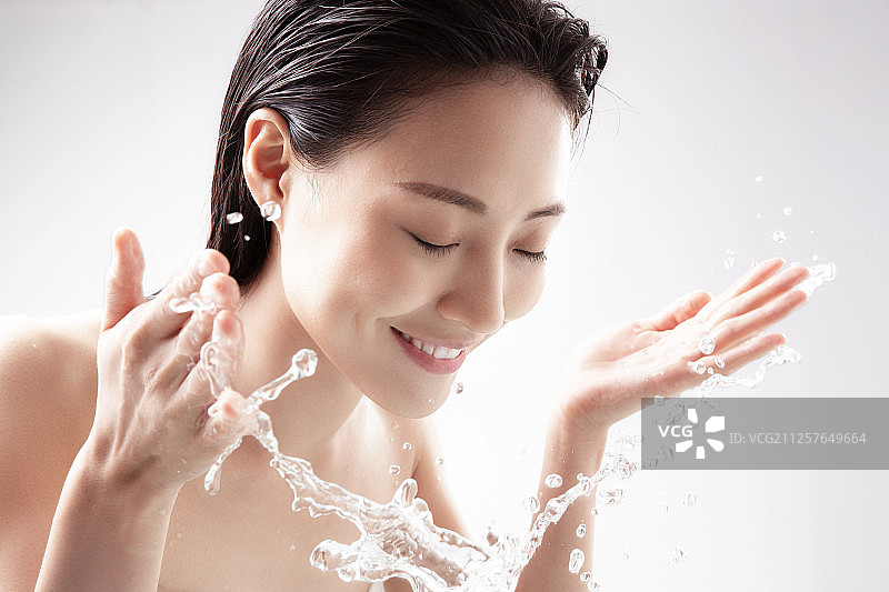 年轻女人洗脸图片素材