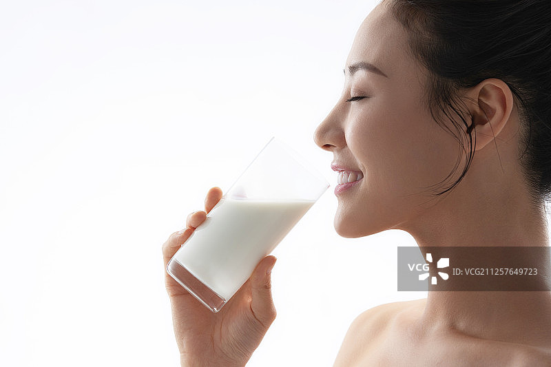 青年女人喝牛奶图片素材