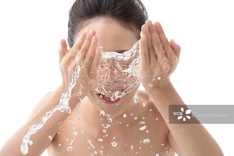 年轻女人洗脸图片素材