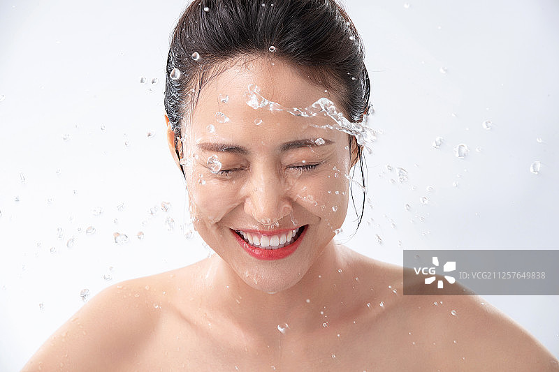 年轻女人洗脸图片素材