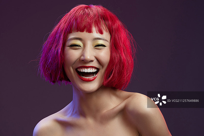 大笑的年轻女人图片素材