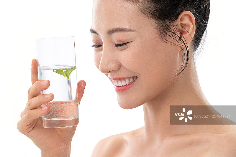 青年女人手拿水杯图片素材
