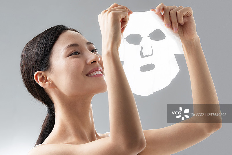 青年女人敷面膜图片素材