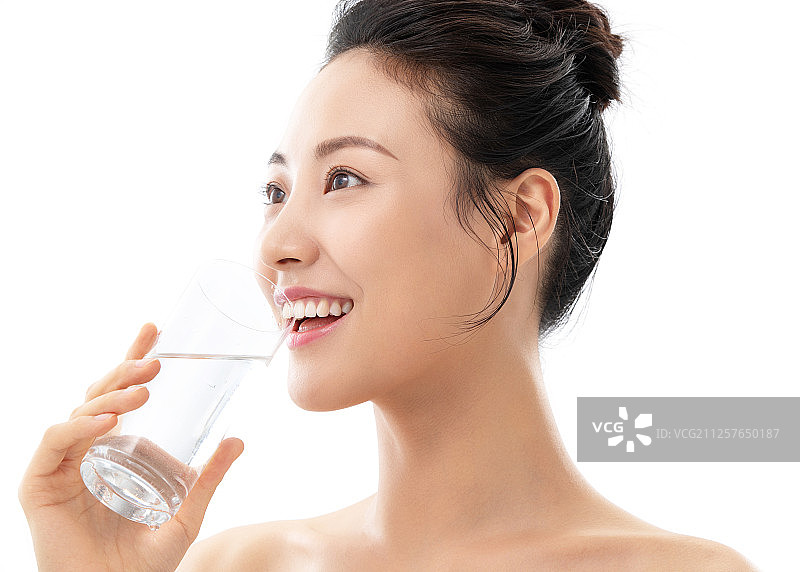 青年女人手拿水杯图片素材