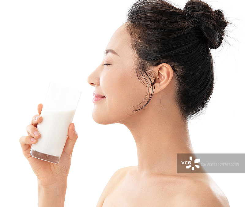 青年女人喝牛奶图片素材