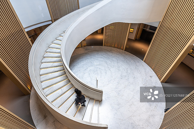 博物馆内部旋转楼梯图片素材