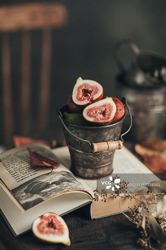 秋天的干花与装无花果的铁皮复古小桶图片素材