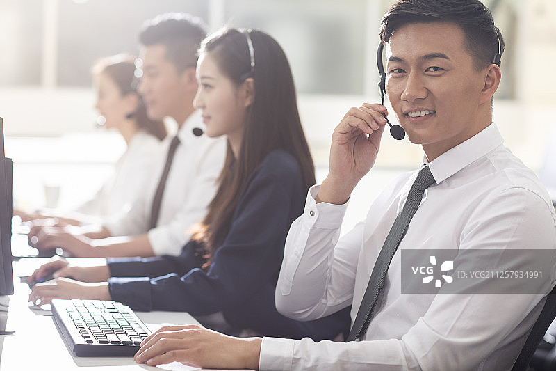 商务人士在办公室工作图片素材