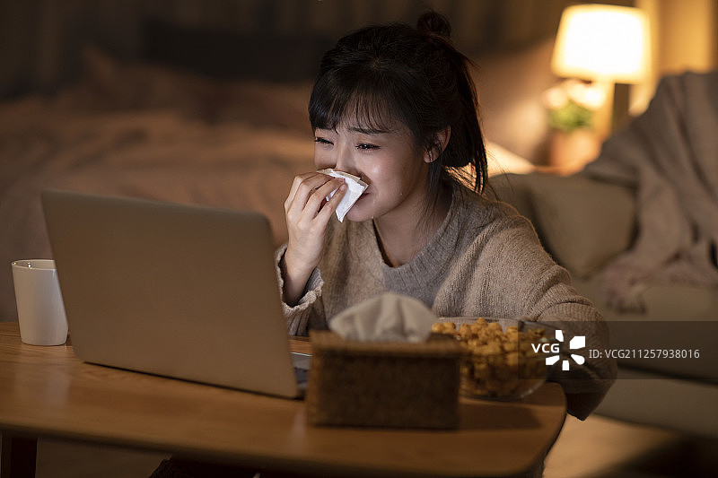 年轻女士在家使用电脑图片素材