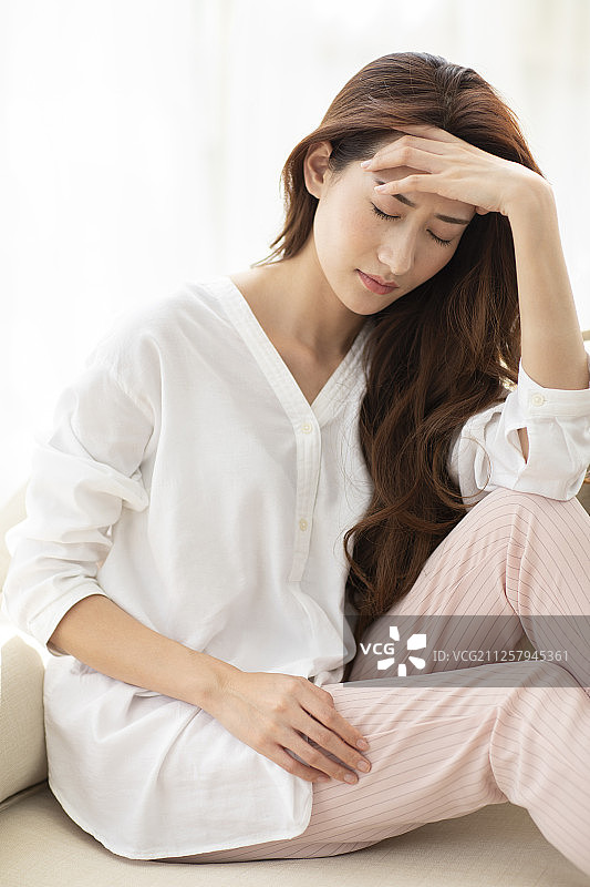 年轻女士身体不适图片素材