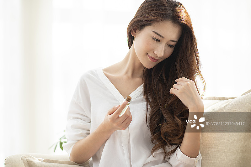 年轻女士使用精油图片素材