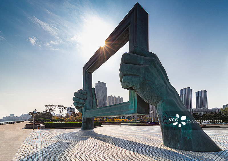 山东威海海滨画中画相框雕塑广场图片素材