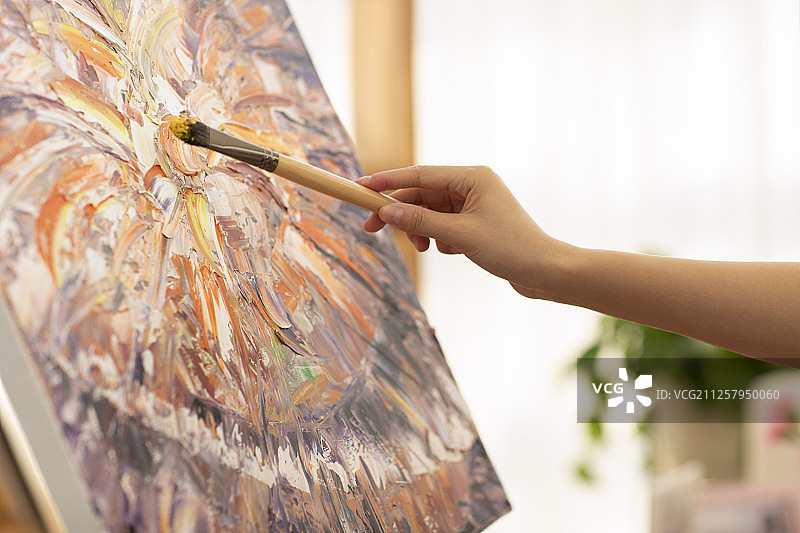 年轻女士在家绘画图片素材