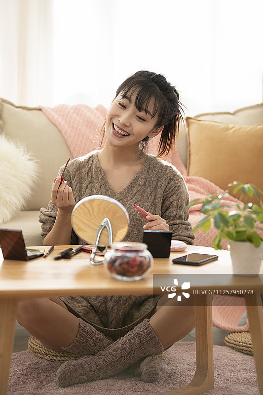 年轻女士在家化妆图片素材