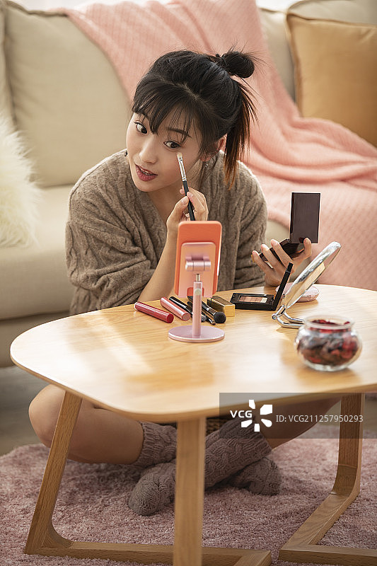 年轻女士在家直播图片素材