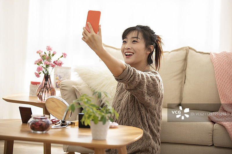 年轻女士在家直播图片素材