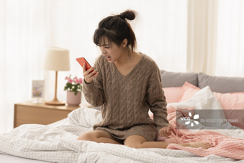 年轻女士在家生气图片素材