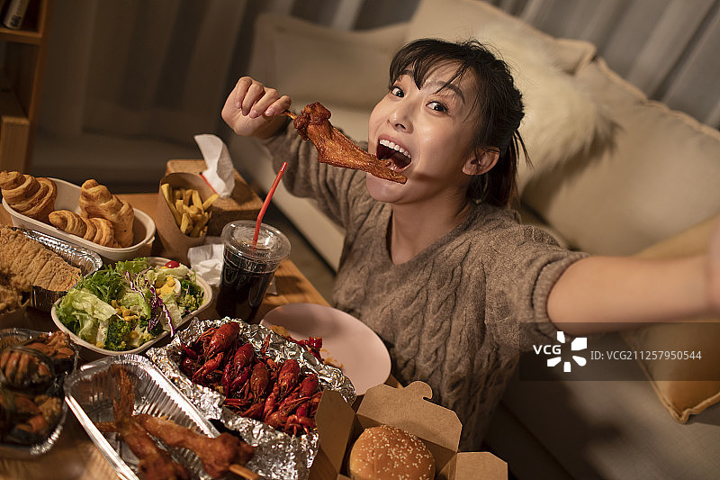 年轻女士在家吃外卖图片素材