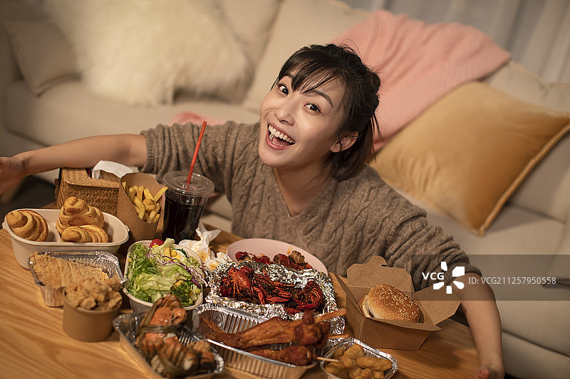 年轻女士在家吃外卖图片素材