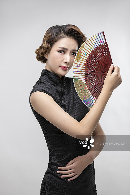 年轻漂亮的女士穿着旗袍图片素材