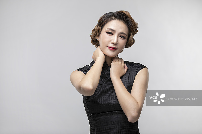 年轻漂亮的女士穿着旗袍图片素材