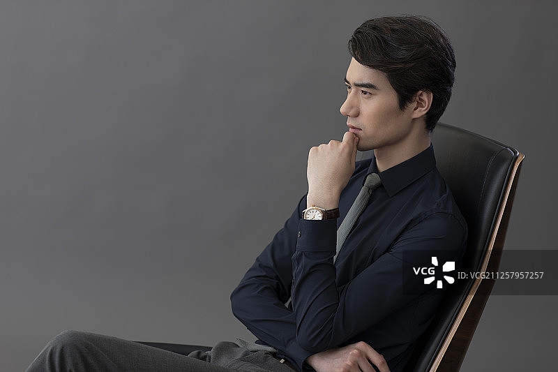 年轻商务男士思考问题图片素材