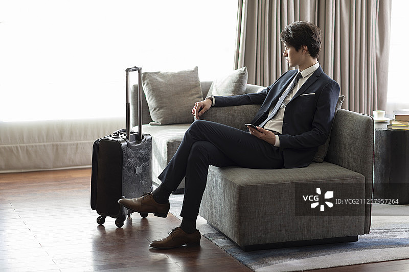 年轻商务男士在贵宾室候机图片素材