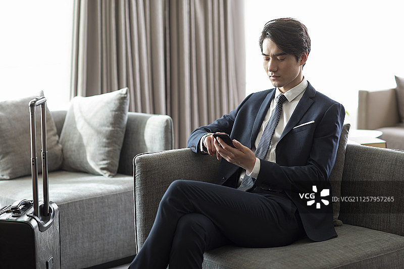 年轻商务男士在贵宾室候机图片素材