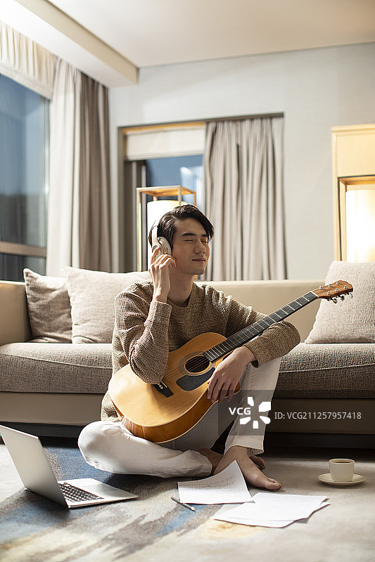 年轻男士在家谱曲图片素材