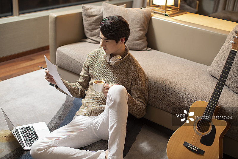 年轻男士在家谱曲图片素材