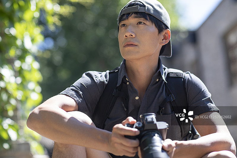 年轻摄影师拿着相机图片素材