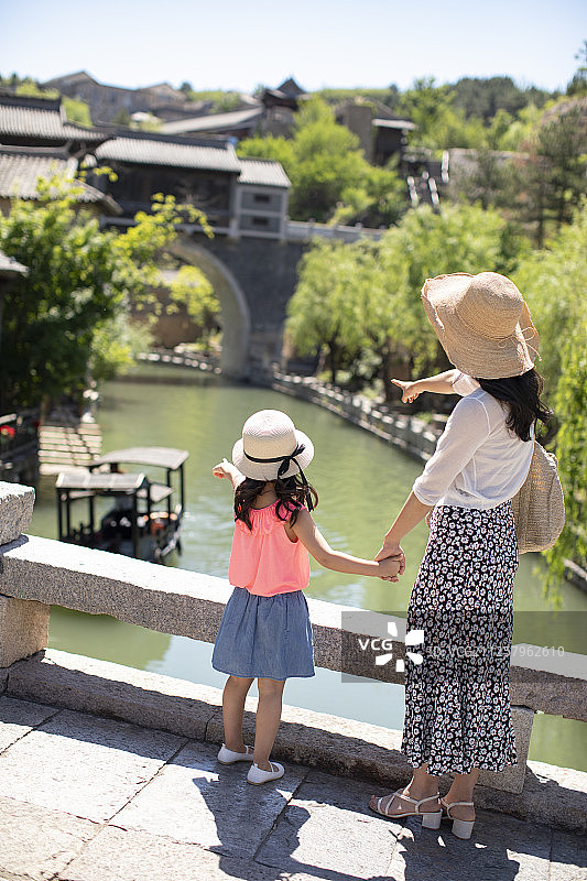 母女俩旅游度假图片素材
