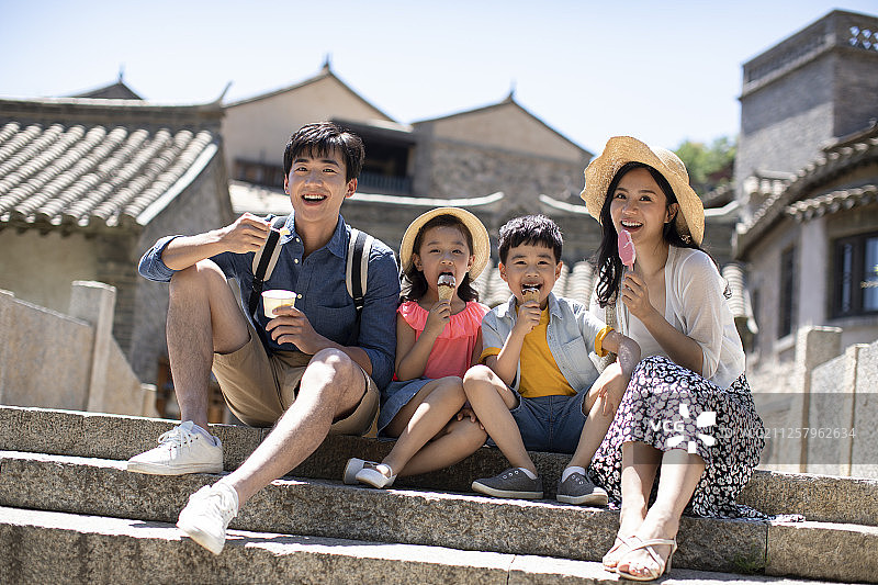 快乐的年轻家庭吃冰淇淋图片素材