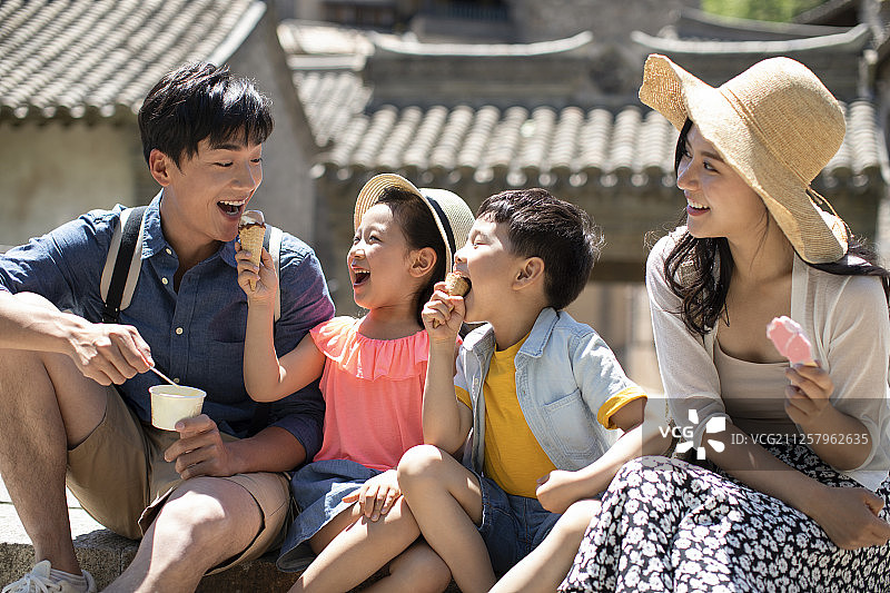 快乐的年轻家庭吃冰淇淋图片素材