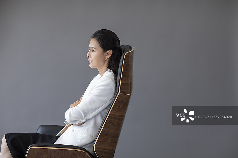 自信的成熟商务女士图片素材