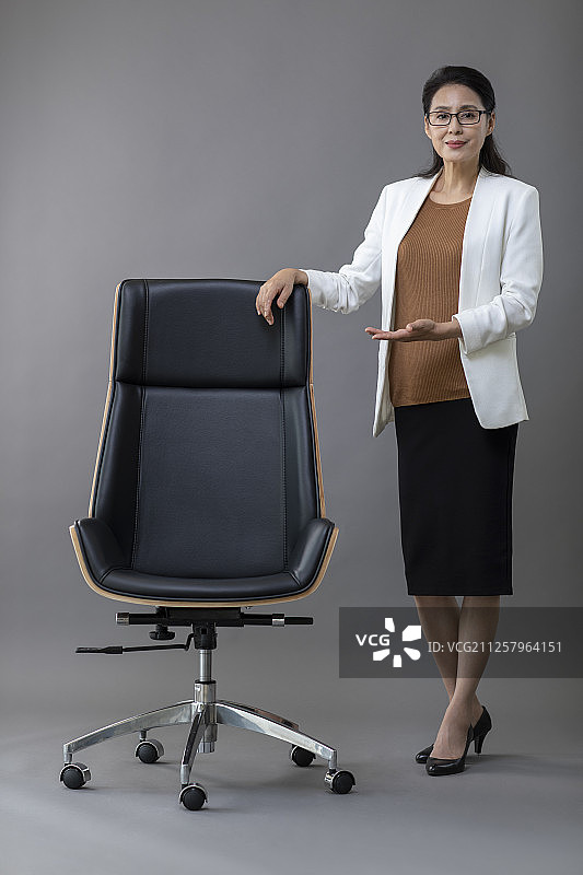 自信的成熟商务女士图片素材