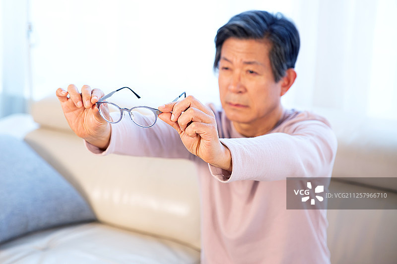 老年人，疾病，老年人健康，老花眼，眼镜图片素材