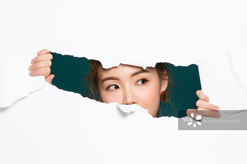 撕扯躲藏的女人图片素材