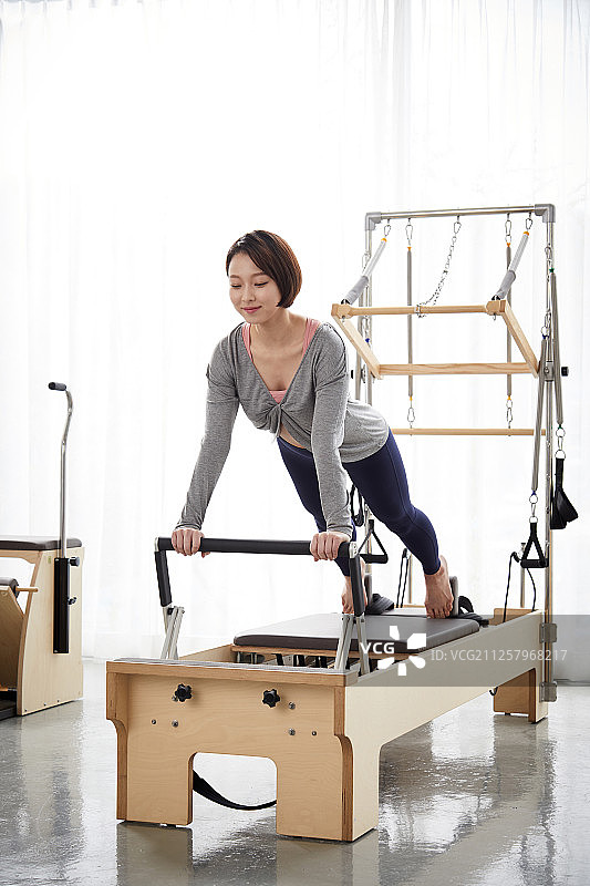 女人，普拉提，普拉提器械，健康，运动训练图片素材