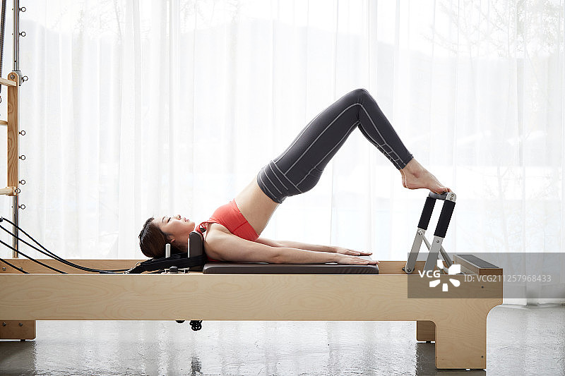 女人，普拉提，普拉提器械，健康，运动训练图片素材