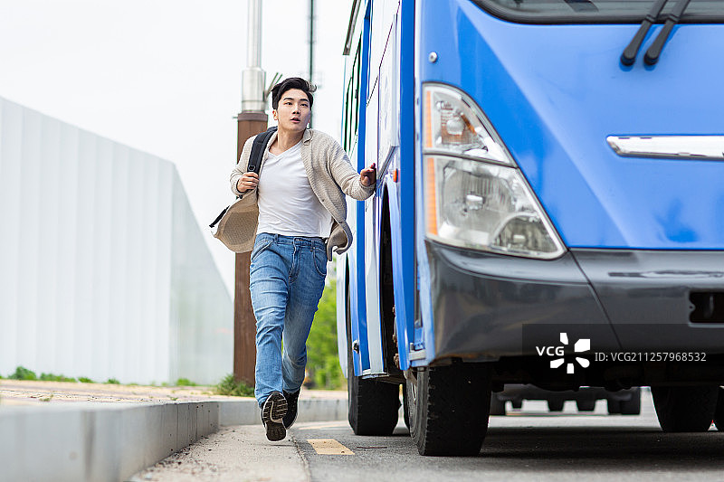 公共交通，迟到的人图片素材