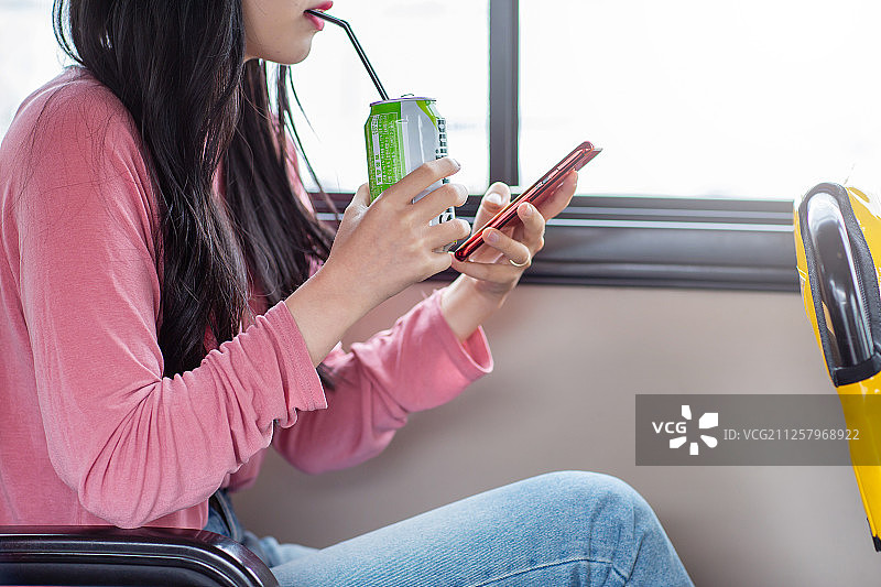 公交车内不文明行为：罐装饮料图片素材